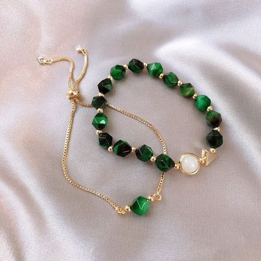 Brazaletes verdes elegantes para un toque de elegancia