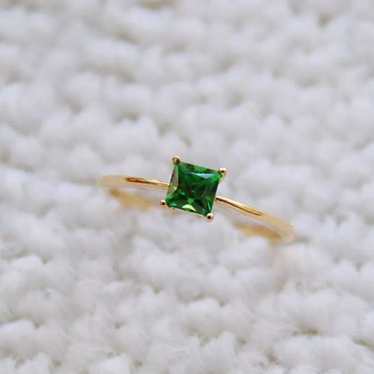 Fascinante anillo de zircón verde - ¡Una joya brillante para cualquier ocasión!