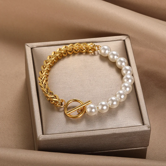 Pulsera exquisita de oro con perlas brillantes
