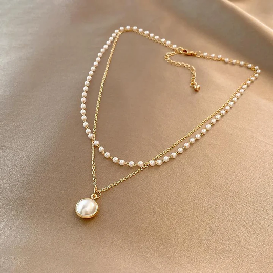 Collar de oro glamoroso con perlas atemporales