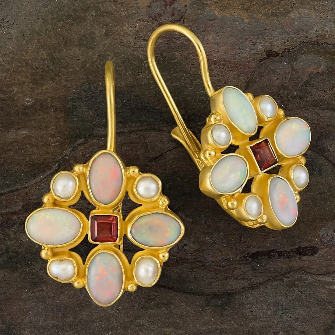 Pendientes de perlas vintage elegantes con ópalo brillante