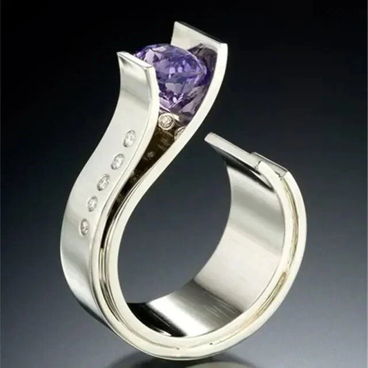 Anillo vintage elegante con brillante cristal morado en plata noble