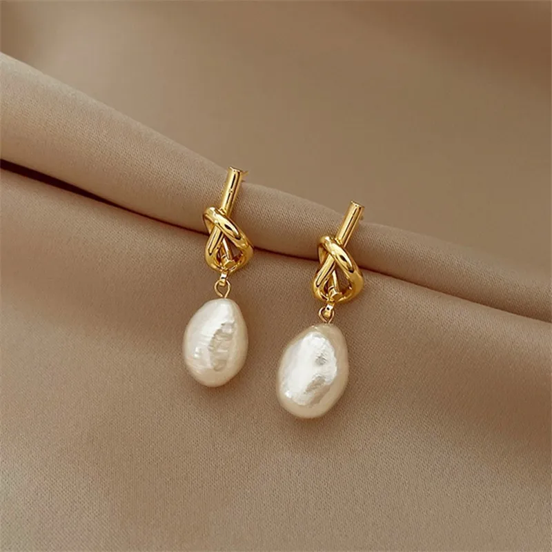 Pendientes de perlas barrocas lujosos con un elegante diseño en oro