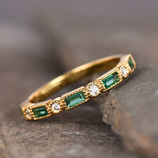 Anillo de oro clásico con circonita verde vintage en un diseño elegante