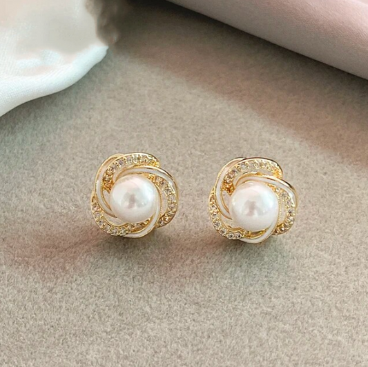 Pendientes de perlas en espiral de circonita dorada glamorosa