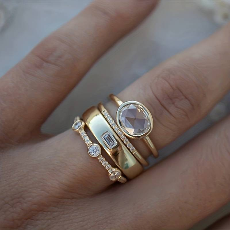 Impresionante Anillo Vintage de Oro con Acentos de Zircón Brillante