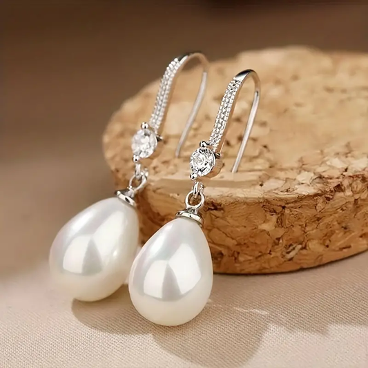 Elegantes pendientes con perlas brillantes