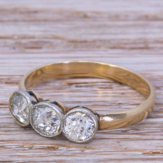 Anillo de Oro Tres Piedras Vintage Elegante