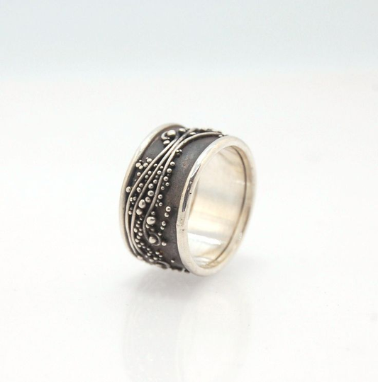 Anillo Vintage en Plata Oscura Atemporal