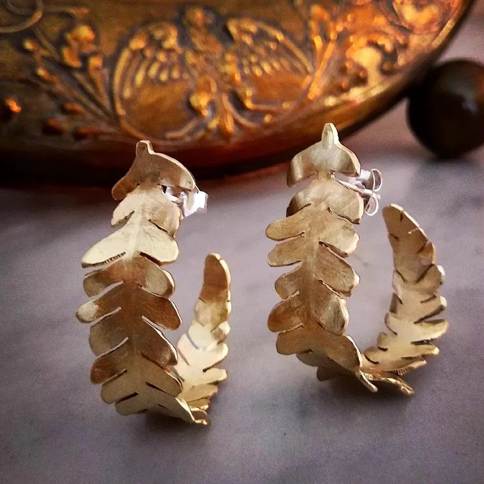 Pendientes Elegantes en Oro con Patrón de Flores Vintage