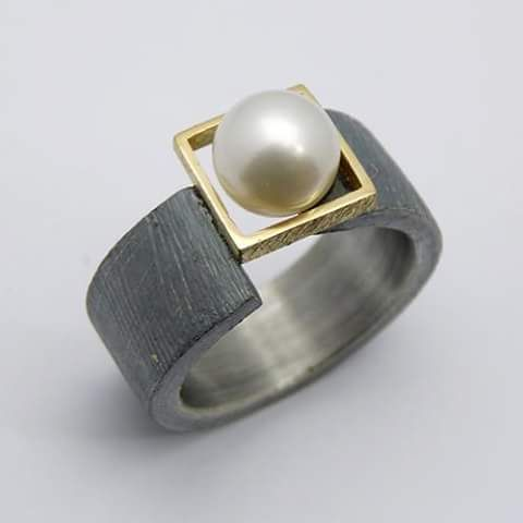 Anillo oscuro elegante con perla vintage atemporal