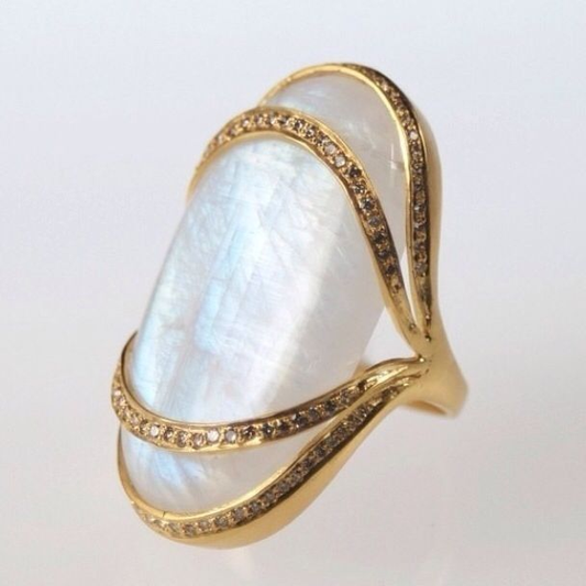 Anillo vintage dorado con brillante piedra blanca
