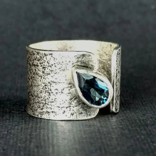 Anillo vintage elegante con plata y chispeantes gotas de cristal
