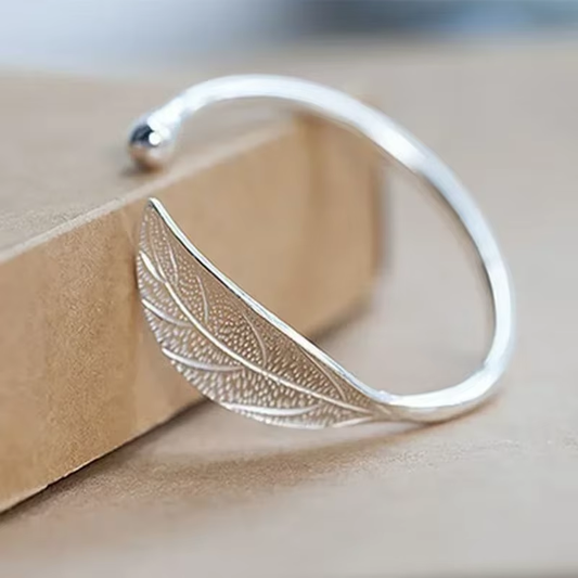 Anillo elegante con diseño de una hoja de plata estilizada