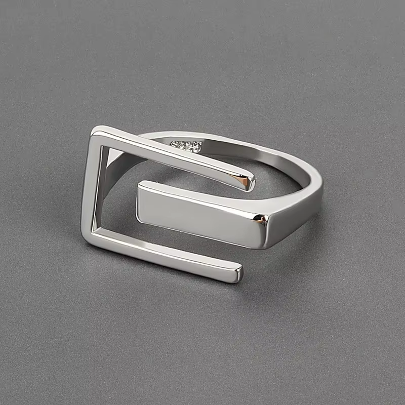 Anillo de plata único con diseño irregular