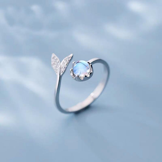 Anillo ajustable elegante con cola de delfín de la más fina plata de ley y zirconio azul brillante