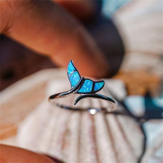 Anillo elegante con diseño de cola de ballena en plata fina y ópalo brillante